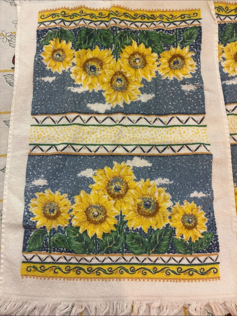 2 Vintage Sunflower Fringe Kitchen Towels
